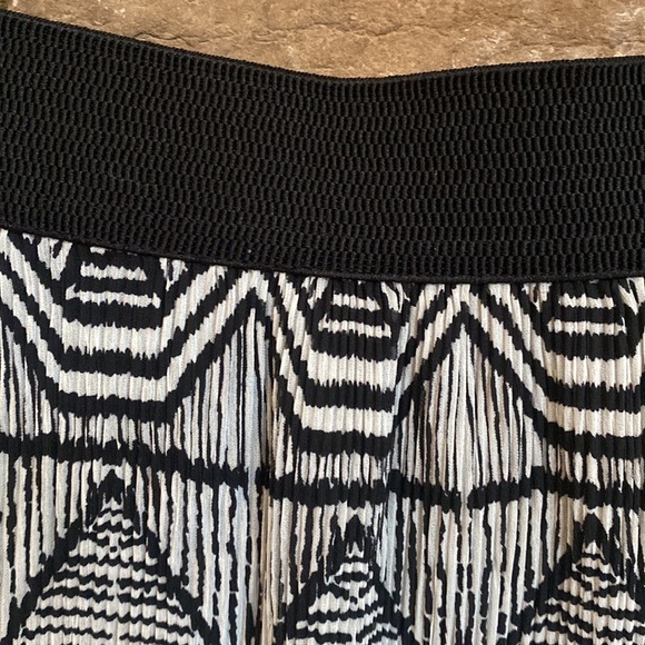 Ruby Rd. Black and bronze Aztec pattern skirt with elastic waistband. 20W - Picture 3 of 8